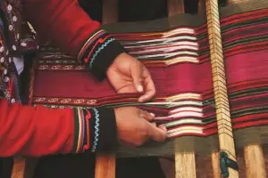 10 Kain Tenun Khas Indonesia yang Terkenal, Wajib Tahu!