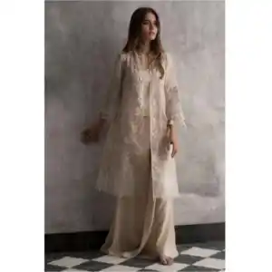 Dress Brokat dengan Aksen Renda